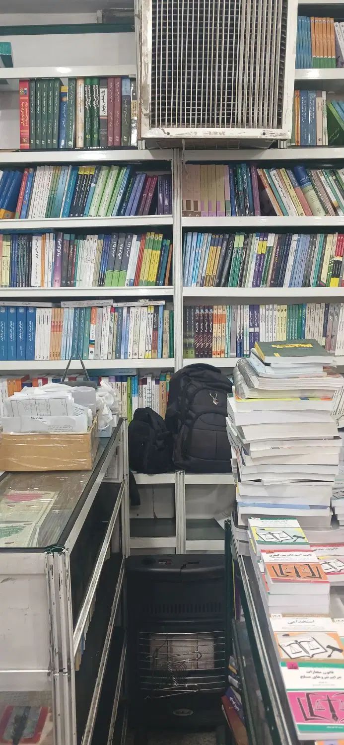 به یک فروشنده جهت کار در کتابفروشی نیازمندیم|استخدام بازاریابی و فروش|تهران, فلسطین (میدان انقلاب)|دیوار