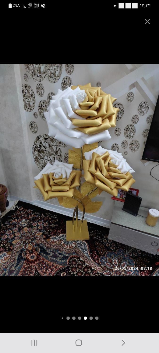(((فروش دو عدد گل رز بزرگ کنار سالنی|گل مصنوعی|کرمان, |دیوار