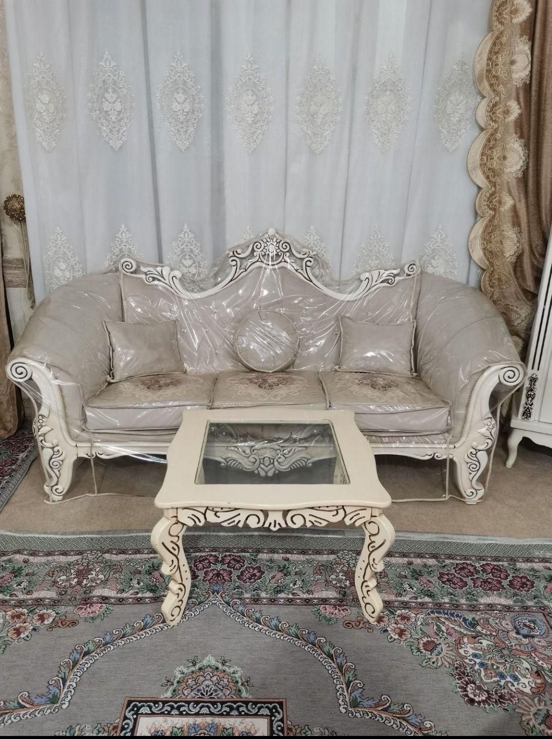 مبل نیمه سلطنتی با کاور و میز عسلی|مبلمان خانگی و میز عسلی|مشهد, مهدی آباد|دیوار