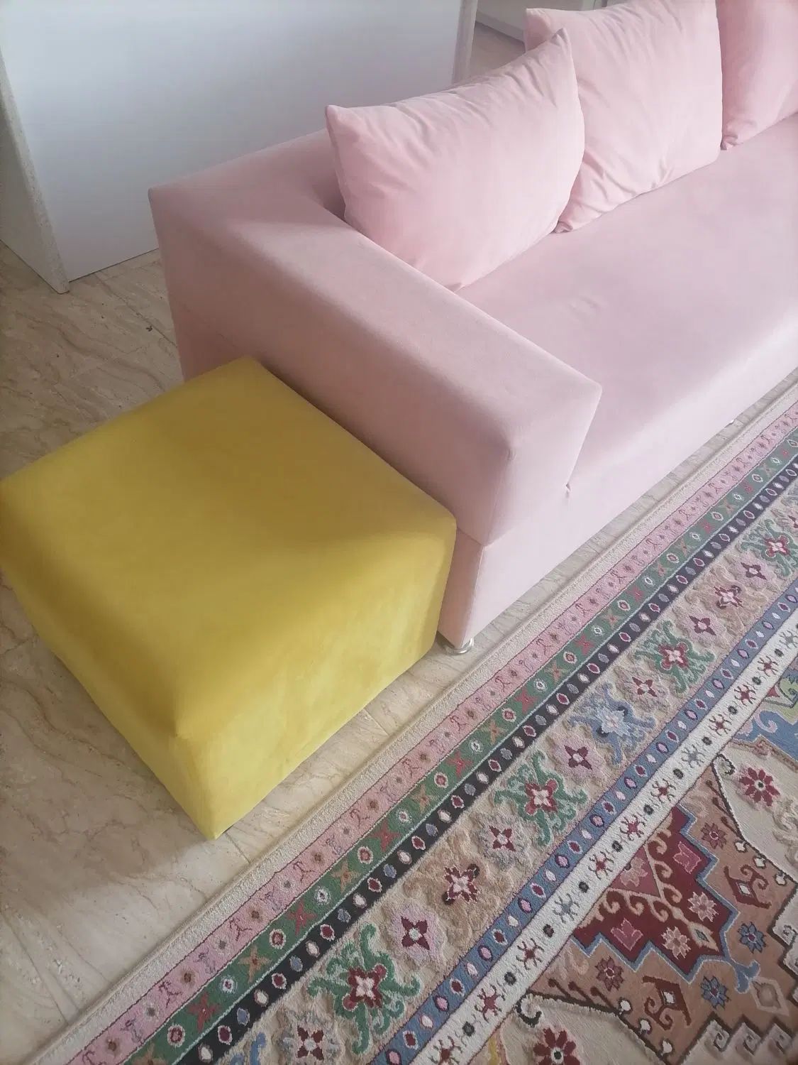 مبل ال، همراه دو صندلی و میزهای وسط و پافر|مبلمان خانگی و میز عسلی|رشت, سعدی (تختی)|دیوار