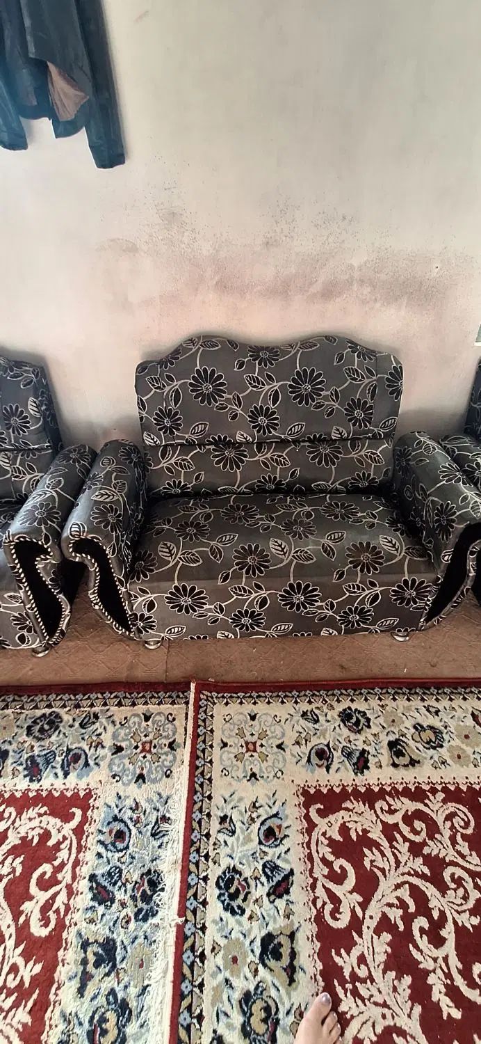 مبل ۷نفره راحتی سالم و تمیز به همراه میز عسلی|مبلمان خانگی و میز عسلی|بندر انزلی, گلشن|دیوار