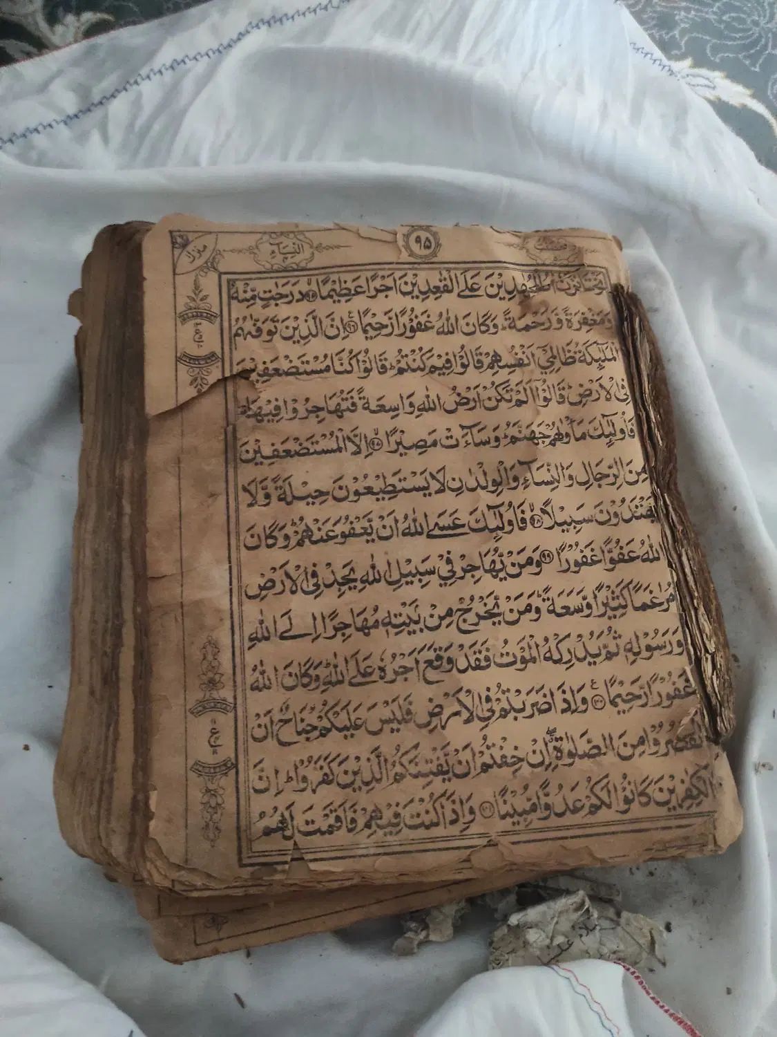 قرآن خطی قدیمی|کتاب و مجله مذهبی|مشهد, ایوان|دیوار