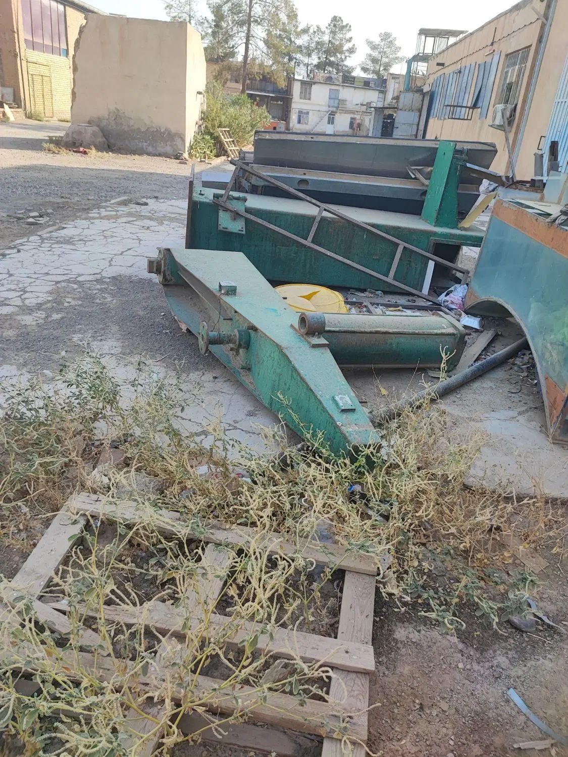 یک ستون سه جک و یک بازو دستگاه بافندگی فروشی|ماشین‌آلات صنعتی|کاشان, پشت شهربانی|دیوار