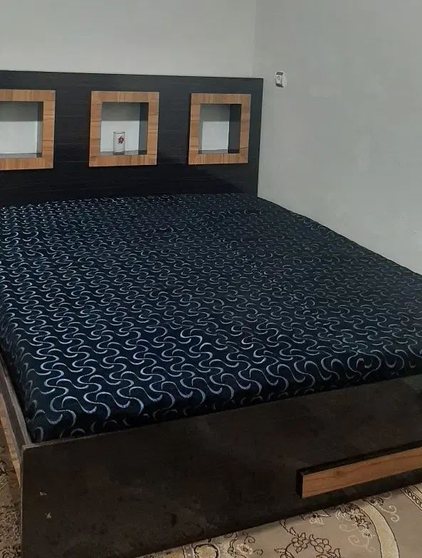 تخت خواب دو نفره همراه خوشخواب طبی و یک عدد پاتختی|تخت و سرویس خواب|تربت جام, پاسداران|دیوار