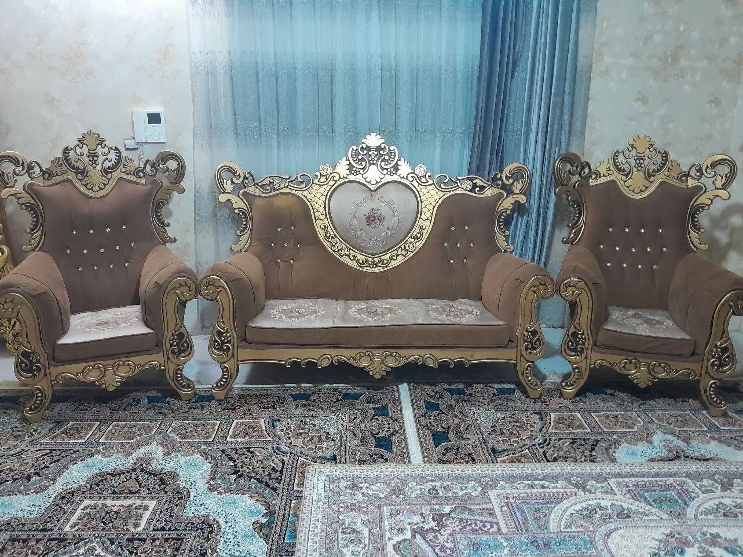 مبل کاملن نو هست چون پول لازمم میخوام بفروشم|مبلمان خانگی و میز عسلی|مشهد, مصلی (کارمندان اول)|دیوار