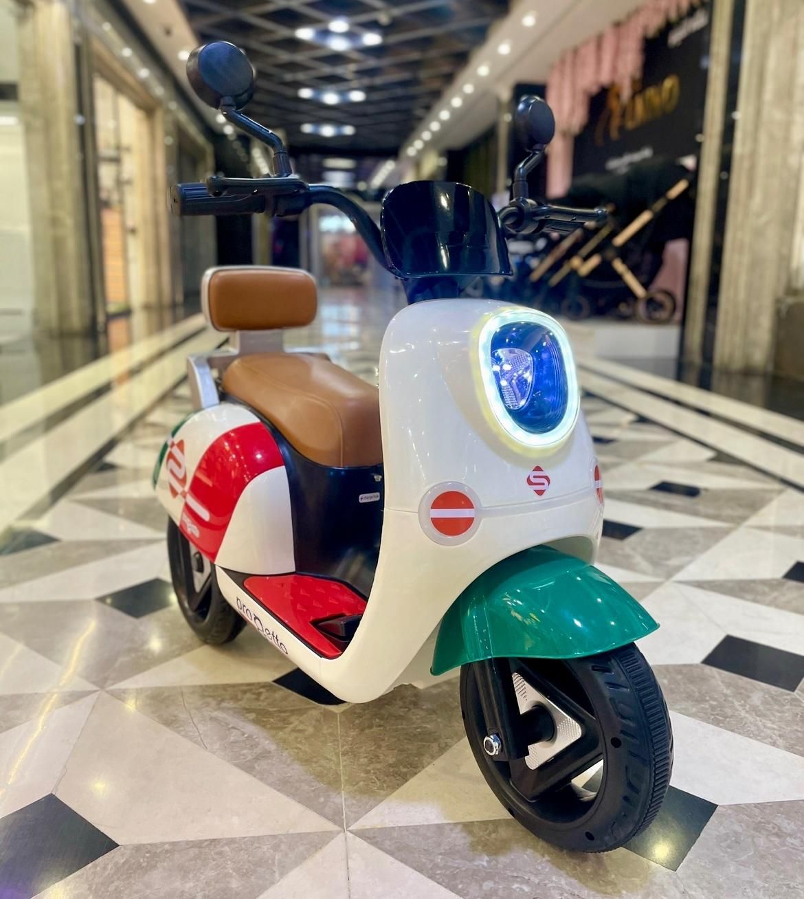 موتور شارژی وسپا پاکشتی سه رنگ|اسباب‌بازی بچه|تهران, کوهک|دیوار