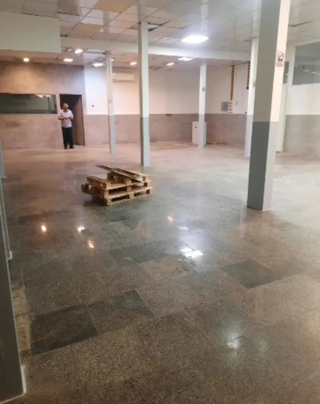 ۱۴۰ متر تجاری/ بر سهروردی شمالی / تابلو خور عالی|اجارهٔ مغازه و غرفه|تهران, عباس‌آباد|دیوار