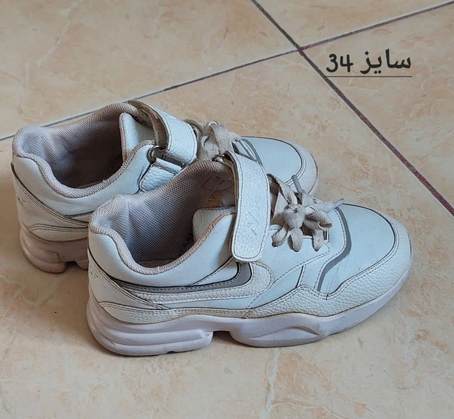 تعدادی کفش و لباس دخترانه|کفش و لباس بچه|کرج, شهرک بنفشه|دیوار
