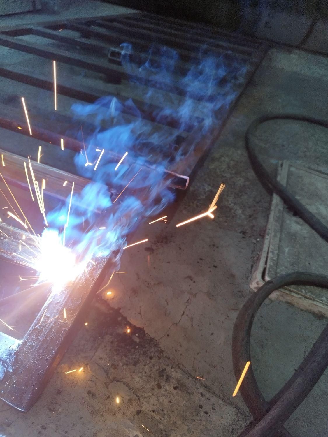 استخدام جوشکار با شرایط کاری مستقل|استخدام صنعتی، فنی، مهندسی|کرمان, |دیوار