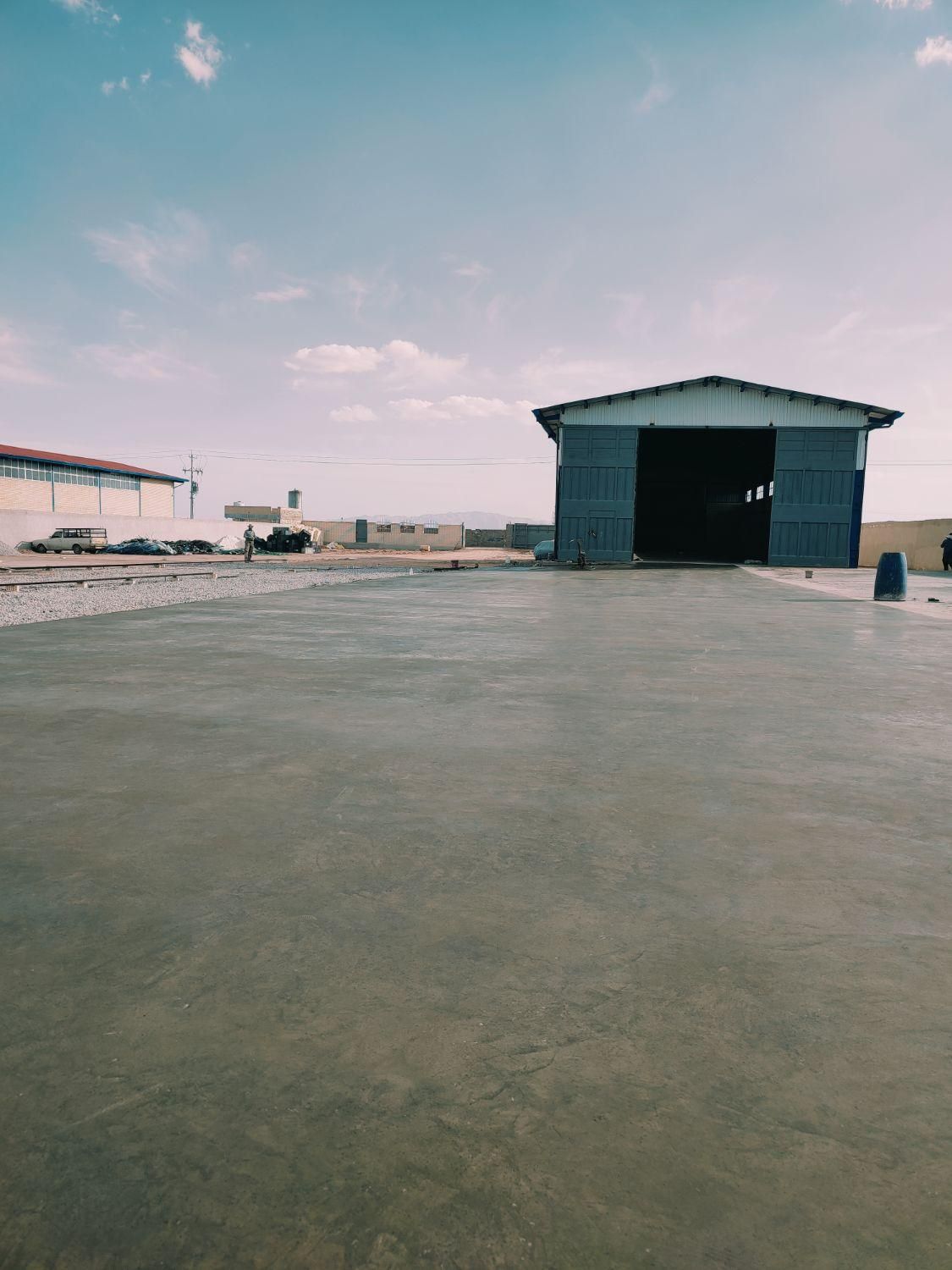 بتن ریزی کف با ماله پروانه ای(ماله برقی)|خدمات پیشه و مهارت|اصفهان, لاله|دیوار