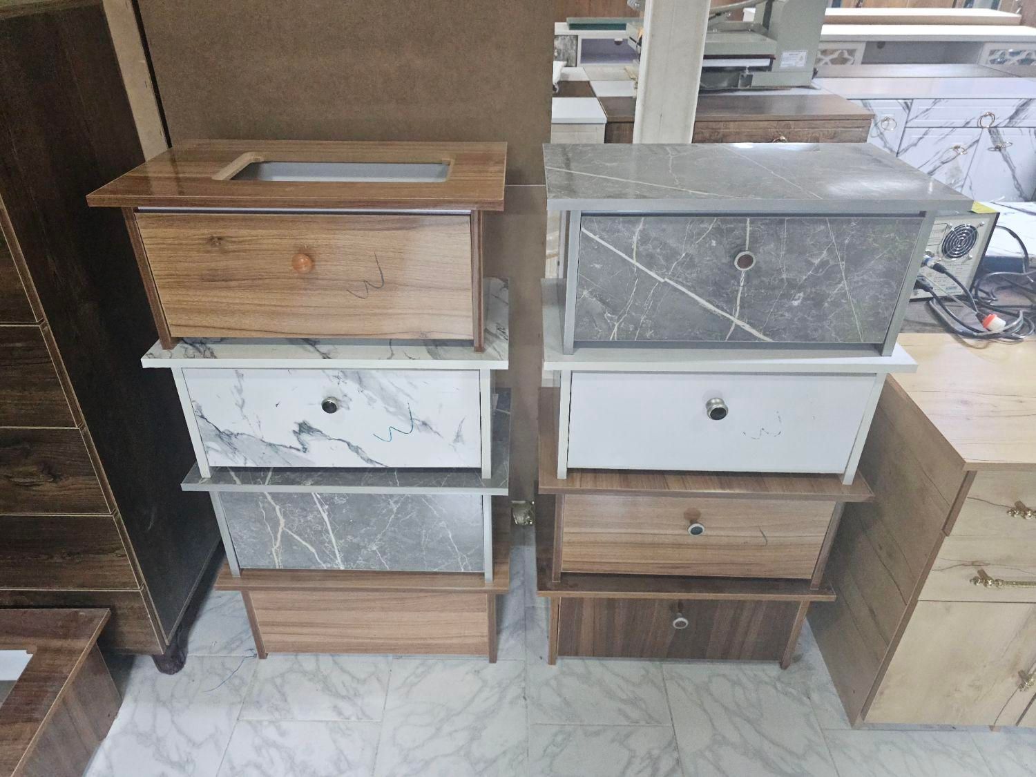 میز چرخ خیاطی نشسته|لوازم خیاطی و بافتنی|قشم, |دیوار