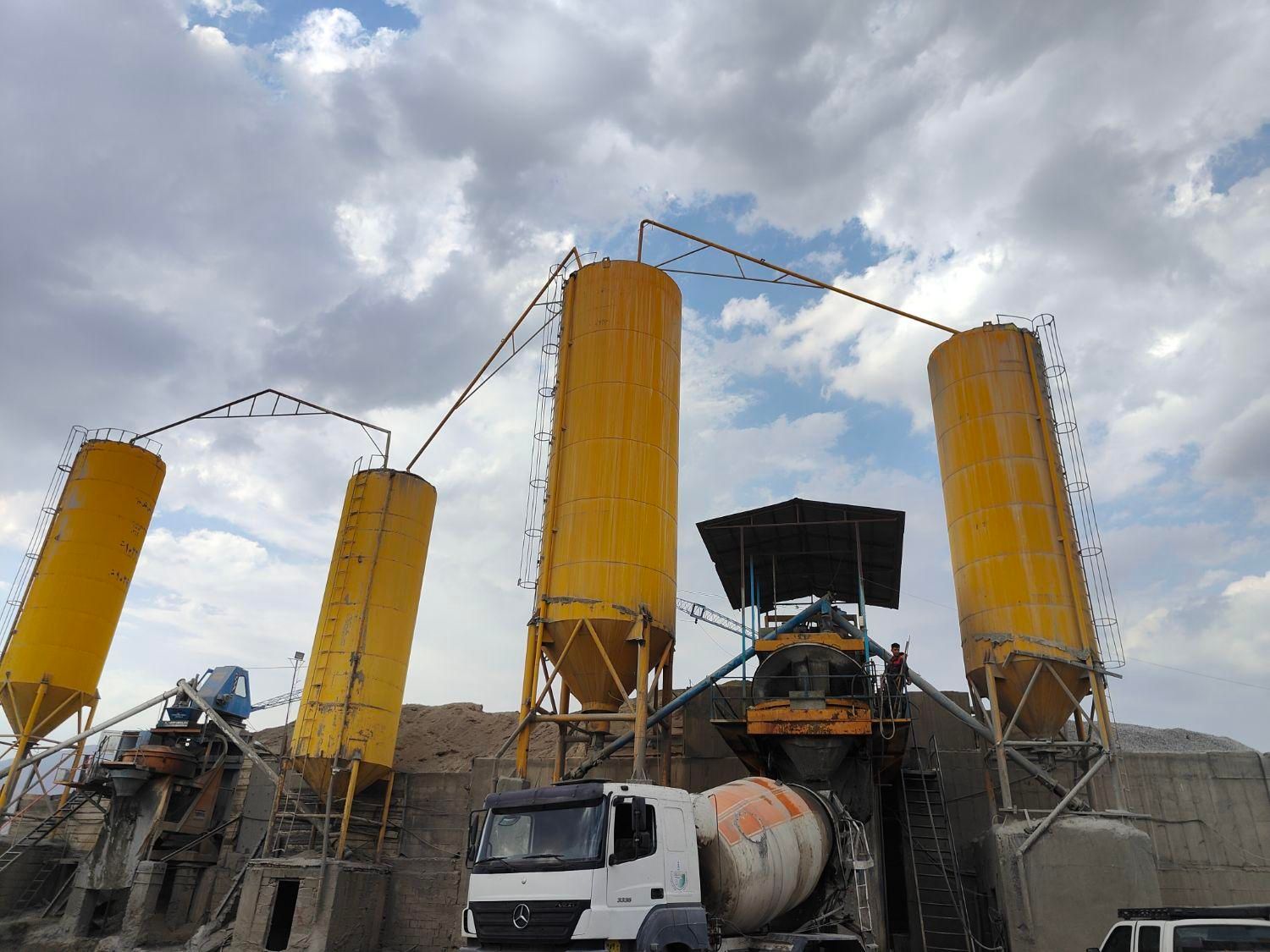 استخدام اوپراتور و لوله کش پمپ بتن ریزی|استخدام معماری، عمران و ساختمانی|دماوند, دماوند|دیوار