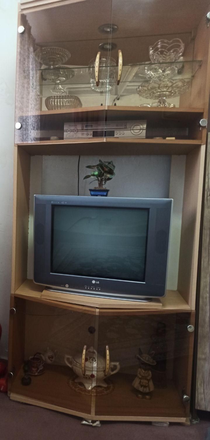 دو عدد ویترین بهمراه یک عدد میز تلویزیون|میز تلویزیون|رشت, دیانتی|دیوار