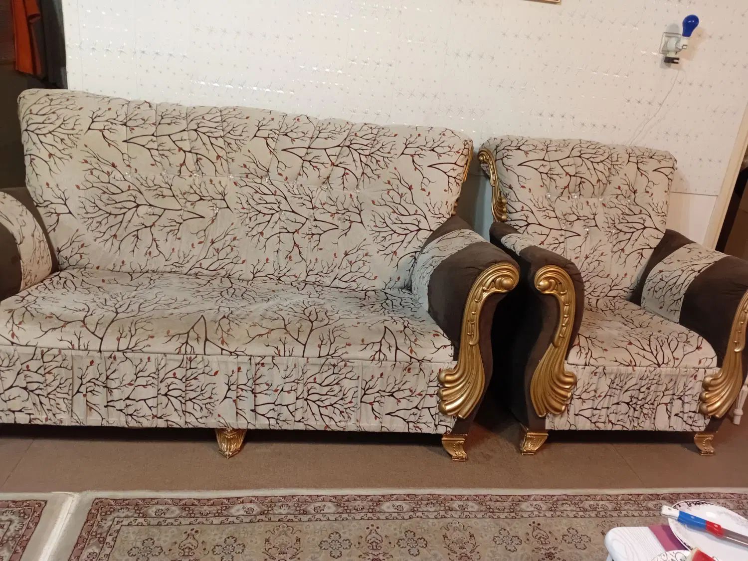 مبل  دودست  ۶میلیون  کار کرده ولی چوبش عالی|مبلمان خانگی و میز عسلی|رشت, منظریه|دیوار