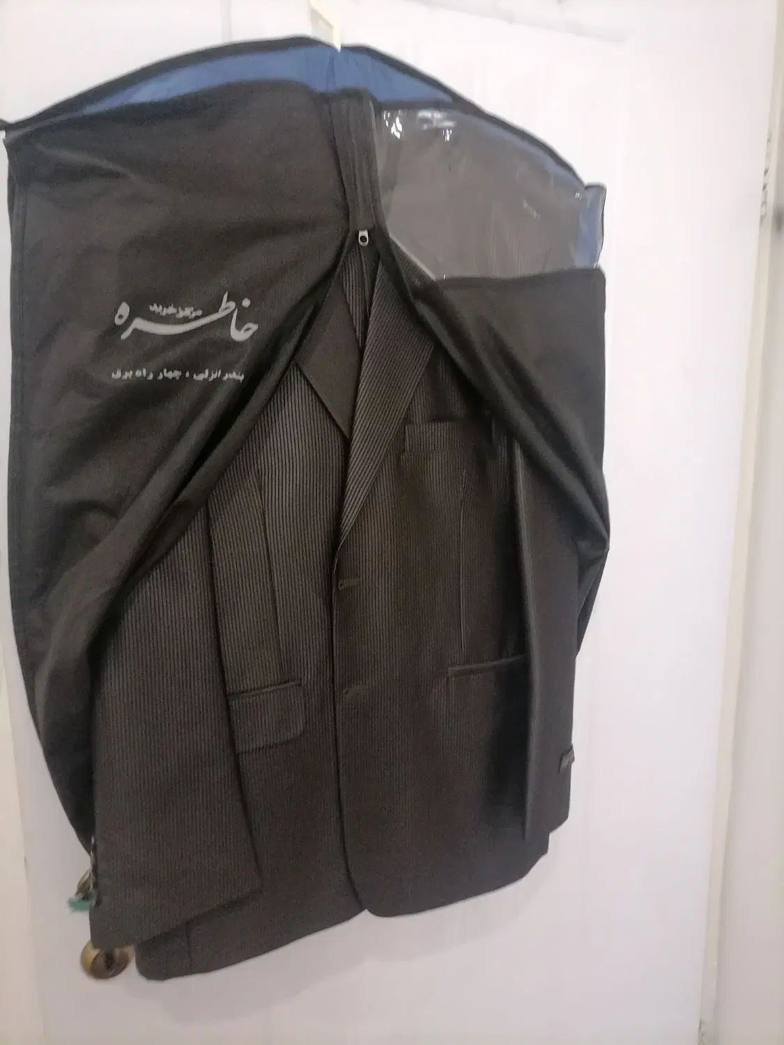یک دست کت وشلوار نو فقط یک با. استفاده شده|لباس|بندر انزلی, امامزاده|دیوار