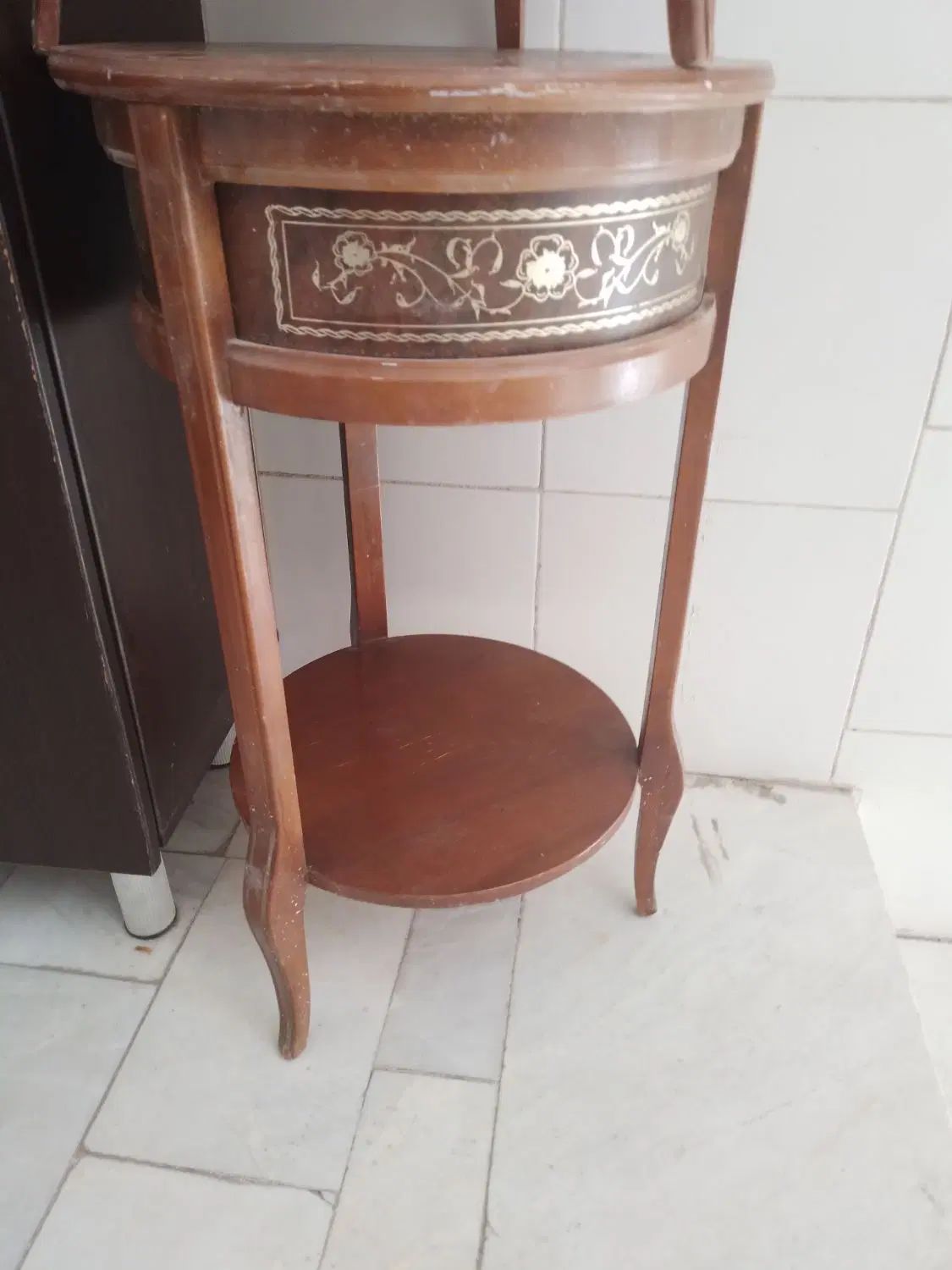 دو میزگرد ‌چوبی کنار سالنی برای تلفن.مجسمه.دکوری|میز تلفن|تهران, حکیمیه|دیوار