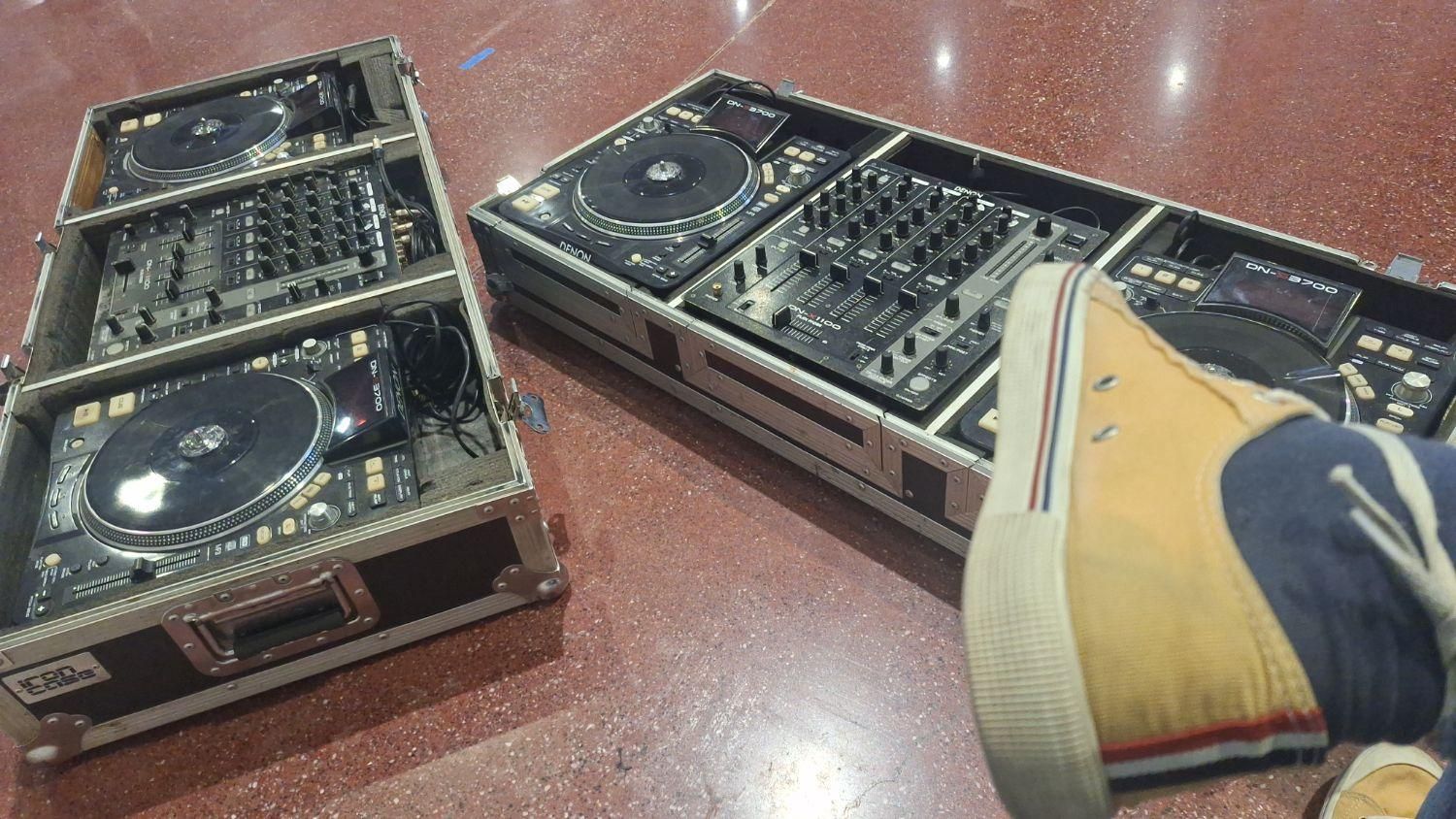 زیر قیمت توافقی و اموزش.دستگاه دی جی دنون ۳۷۰۰|آلات موسیقی|اصفهان, سیچان|دیوار