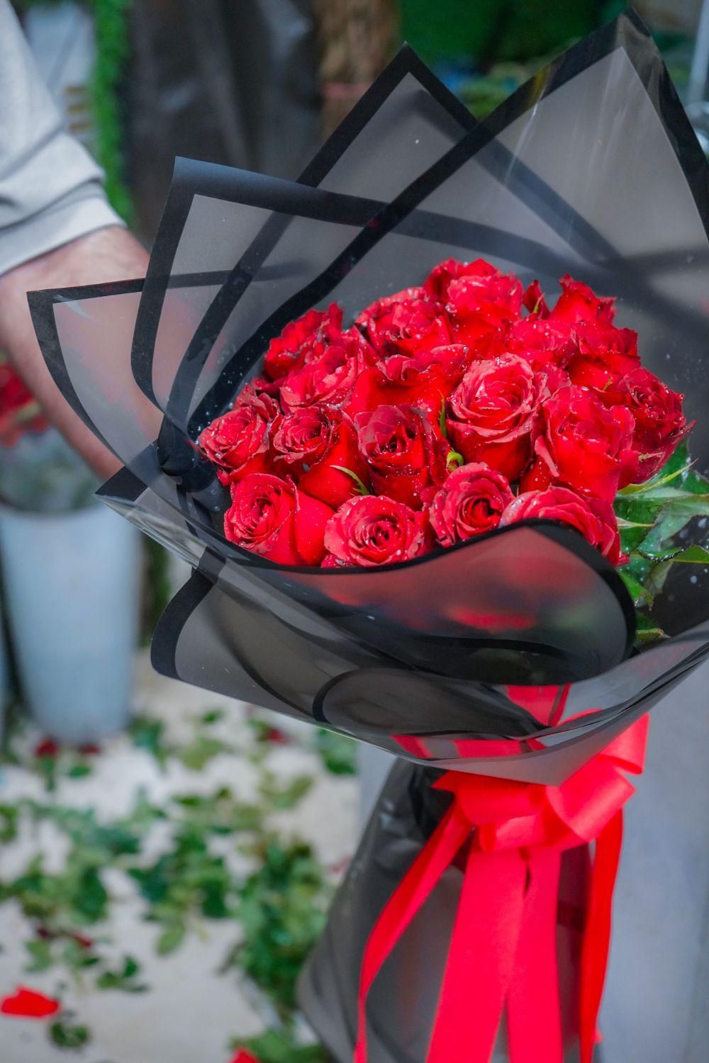 دسته گل رز ۲۰ شاخه‌ای با تزئین خاص|گل و گیاه طبیعی|تهران, اقدسیه|دیوار