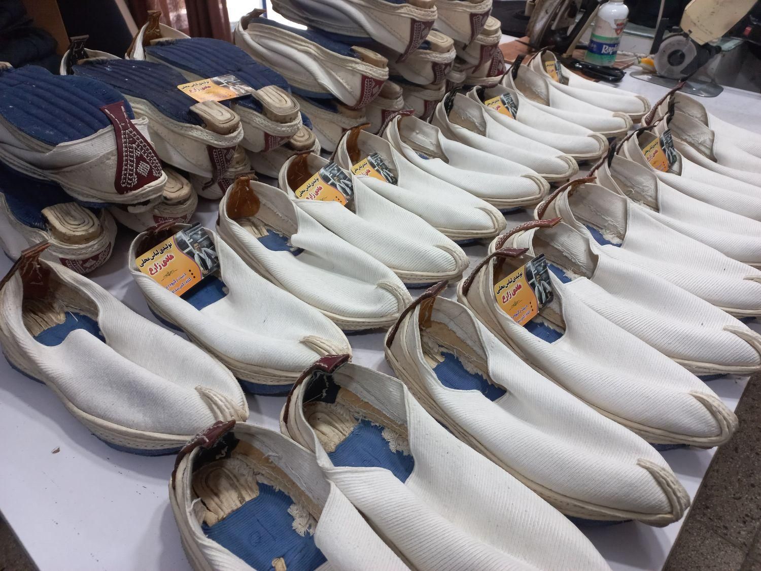 دبیت اصلی حاج علی اکبری و گیوه وچوقا در فارسان|لباس|شهرکرد, |دیوار