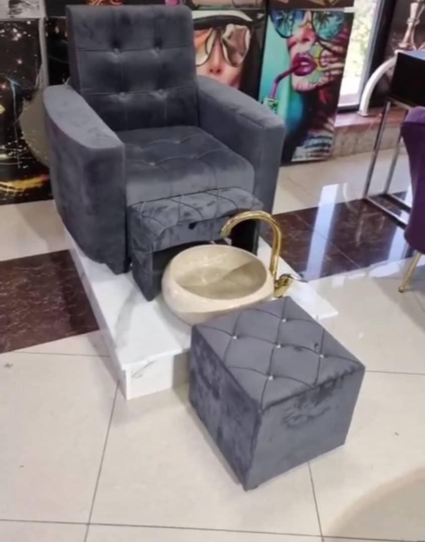 تجهیزات آرایشگاه صندلی تدی پاف مینیمال آینه سرشور|آرایشگاه و سالن‌های زیبایی|شیراز, سینما سعدی|دیوار