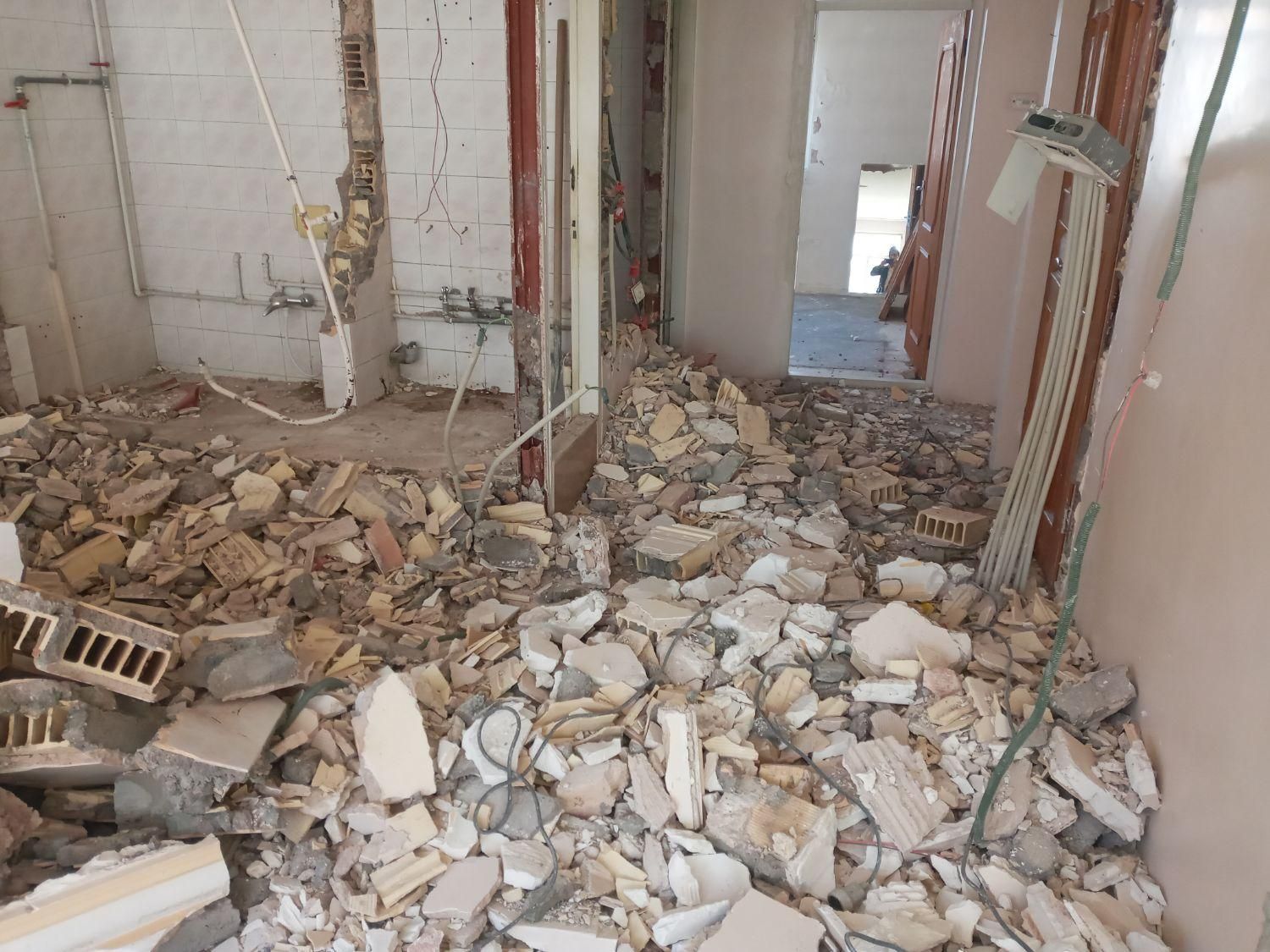 تخریب ساختمان داخلی با هیلتی وبنای کاشیکاری|خدمات پیشه و مهارت|محمدیه-قزوین, |دیوار