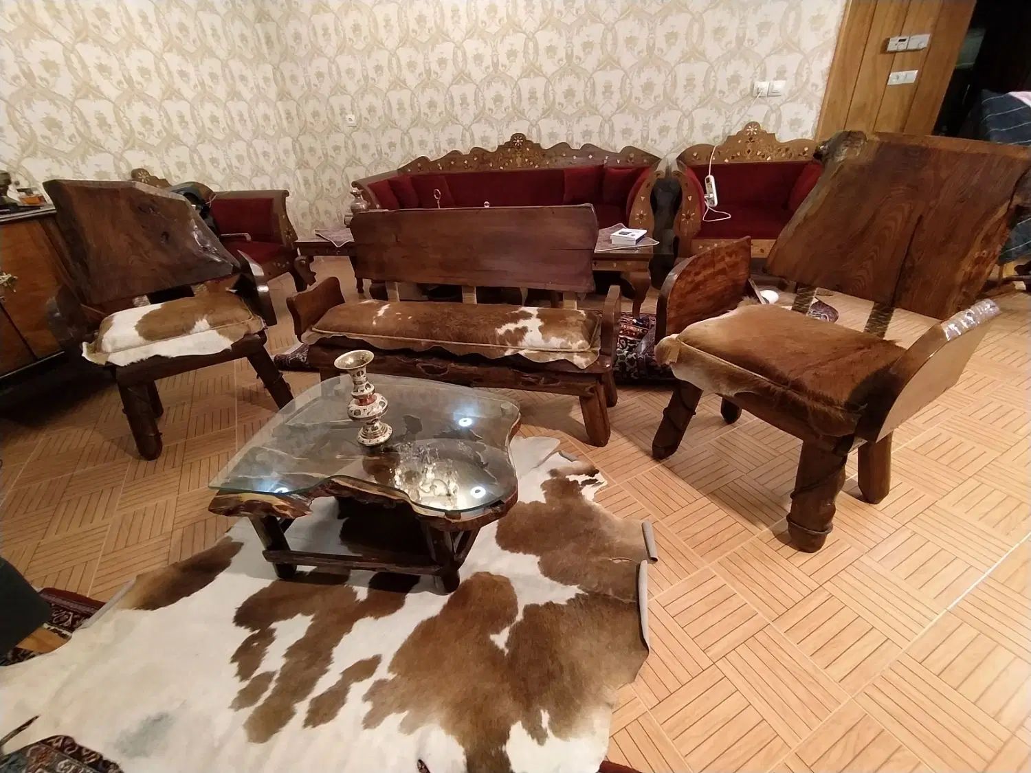 مبلمان طرح جنگلی روستیک با رویه پوست گاو|مبلمان خانگی و میز عسلی|اصفهان, باغ زرشک|دیوار