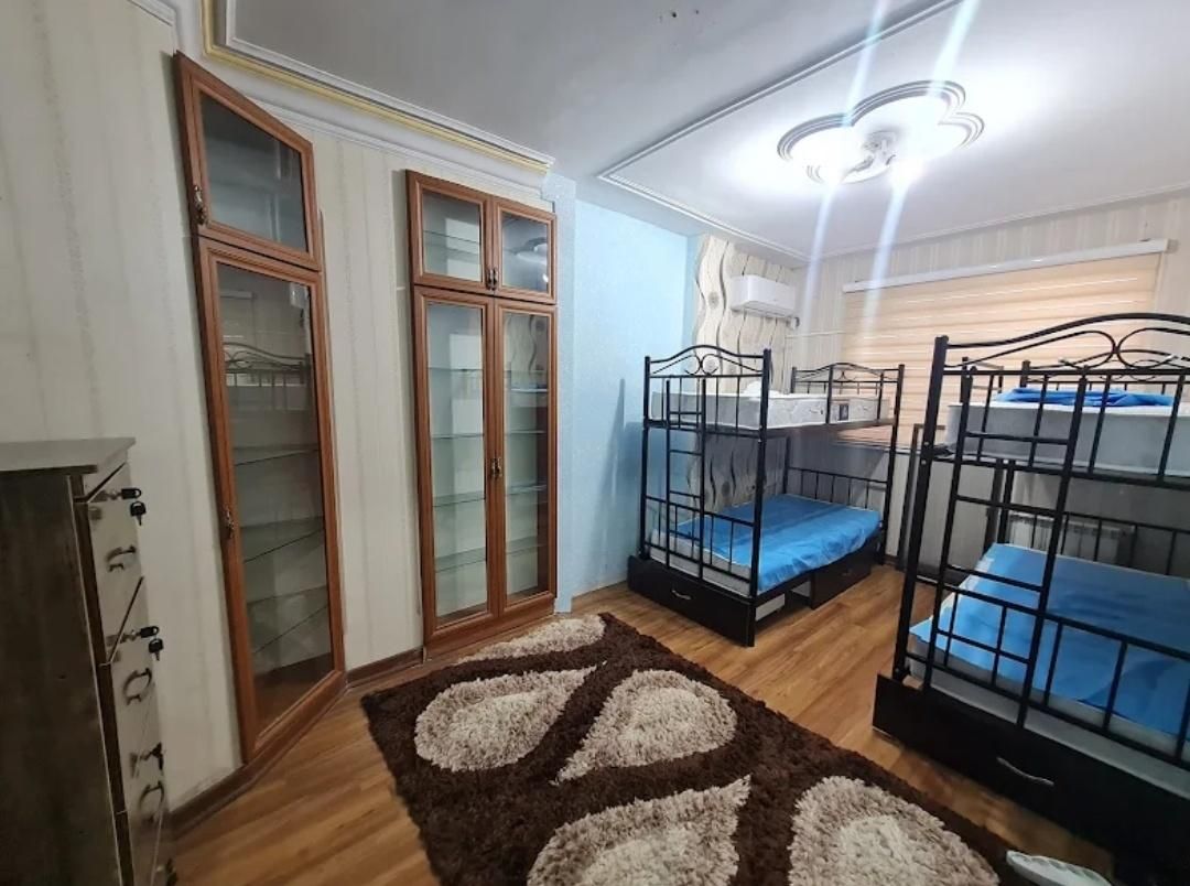 اتاق چهار تخت خوابگاه دخترانه|اجارهٔ کوتاه‌مدت آپارتمان و سوئیت|رشت, گلباغ نماز|دیوار