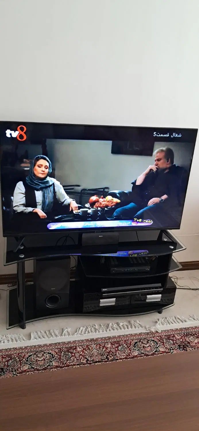 میز تلویزیون شیشه ای در حد نو|میز تلویزیون|کرج, عظیمیه|دیوار