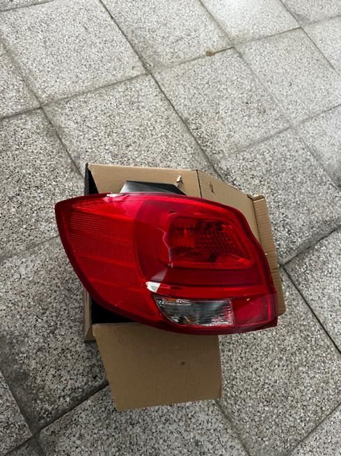 چراغ عقب سمت چپ(راننده) و توری زیربرف پاک‌کن کوییک|قطعات یدکی و لوازم جانبی|قزوین, |دیوار