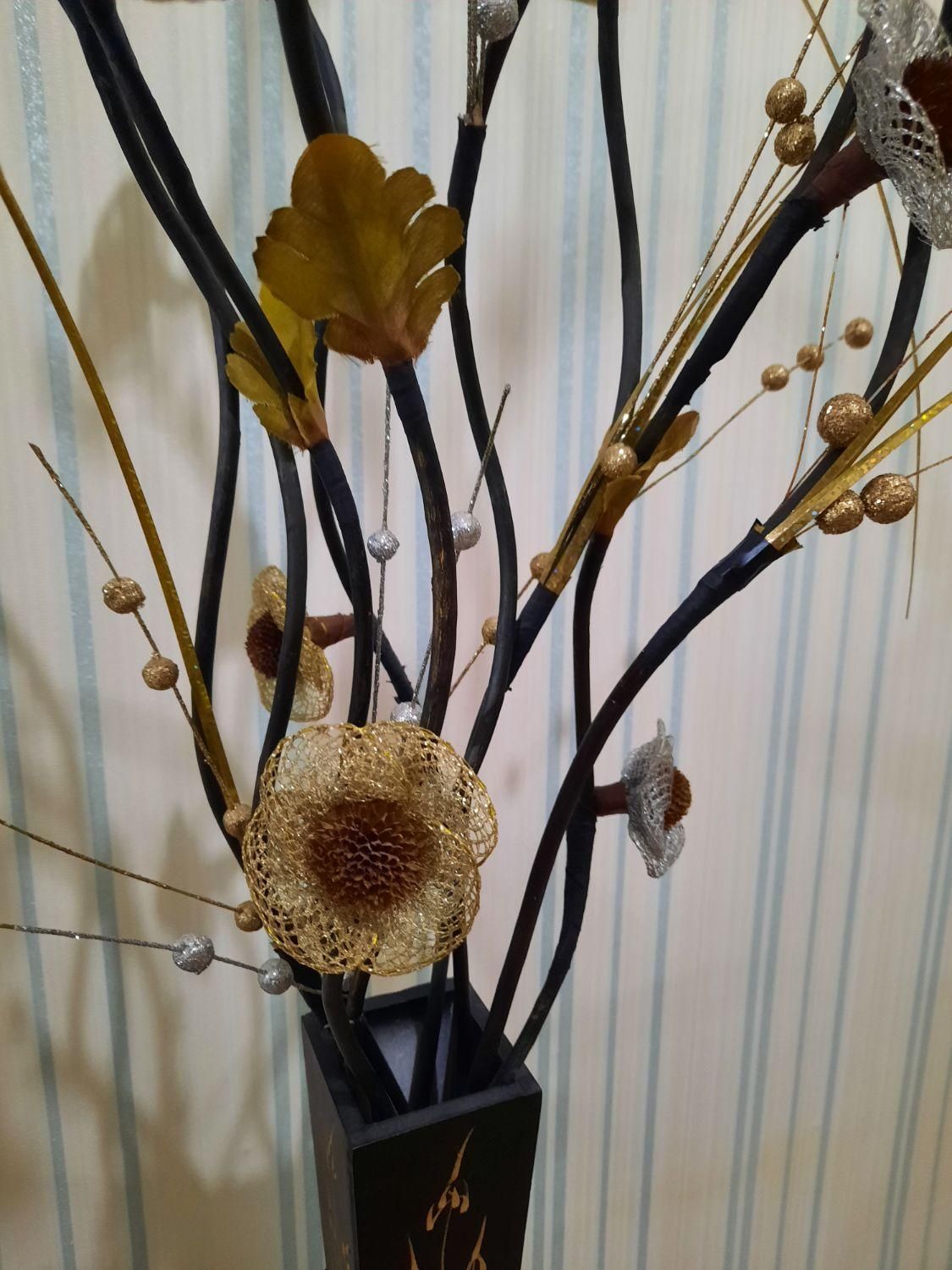 گلدان چوبی وگل نقره ای و طلایی|گل مصنوعی|محمدشهر, سیدآباد|دیوار