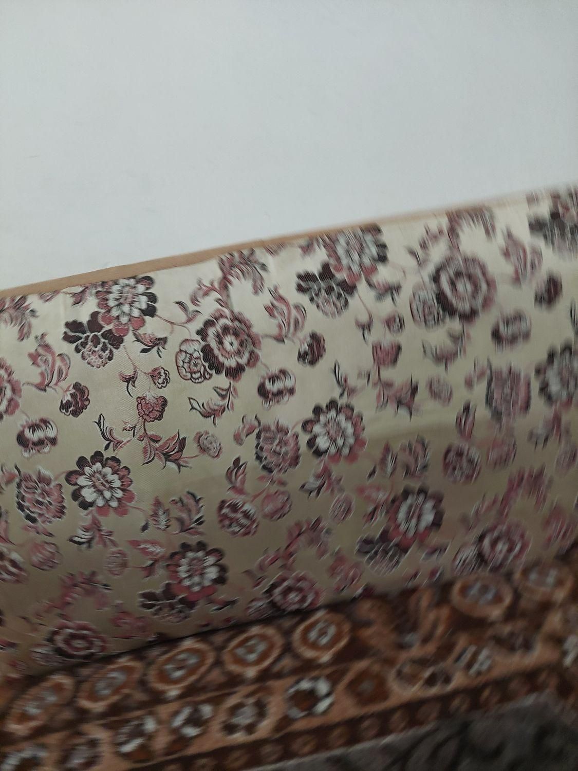 دو عدد پشتی کارکرده|پشتی|خوی, |دیوار