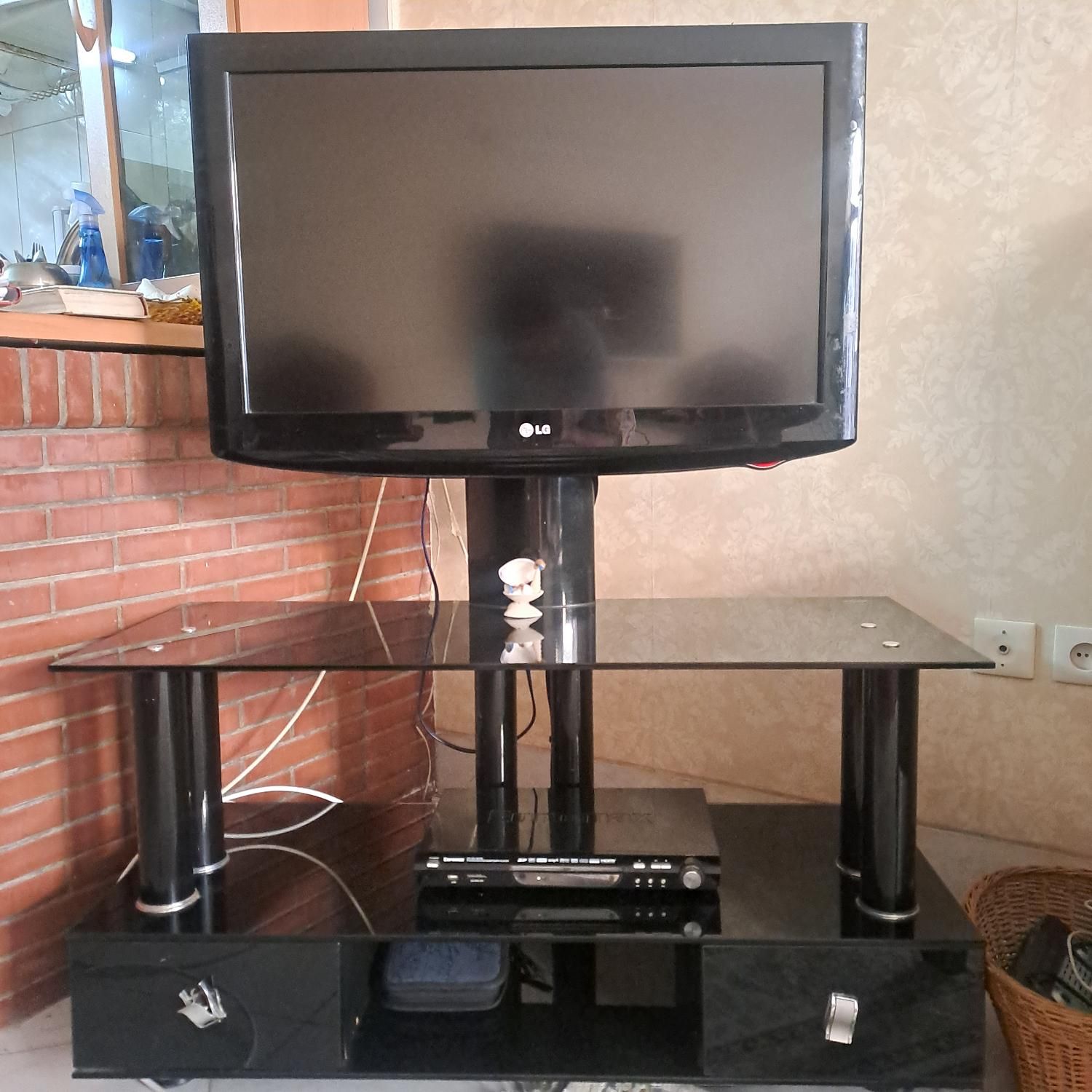تلویزیون LED۳۲ اینچ و میز شیشه‌ای مشکی  تمیز سالم|تلویزیون و پروژکتور|اصفهان, جلفا|دیوار