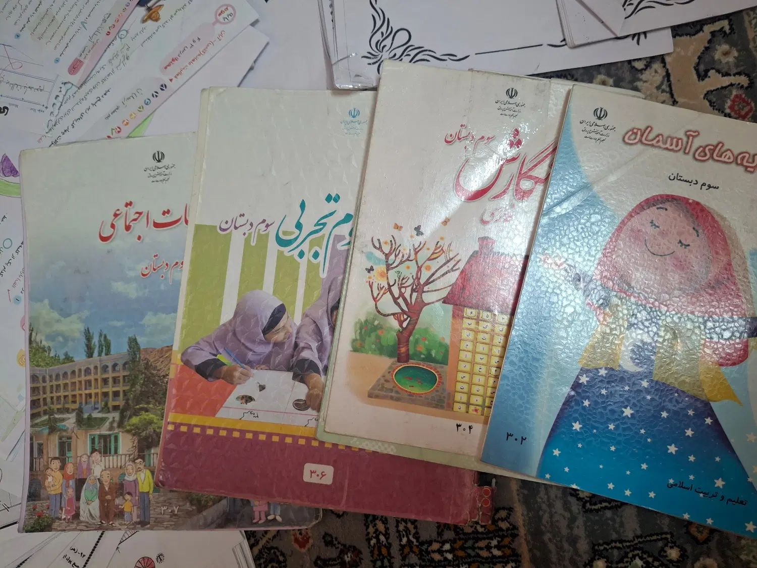کتاب کلاس سوم با جزوه های زیاد|کتاب و مجله آموزشی|تهران, قیام|دیوار