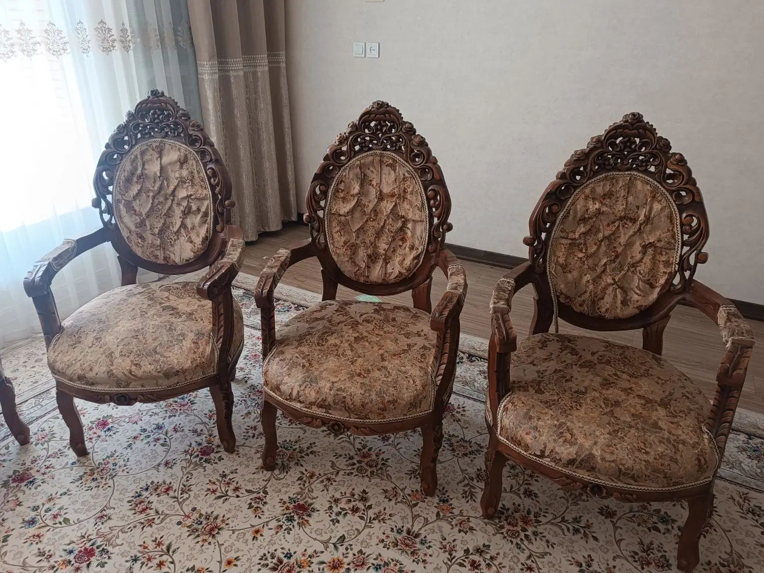 مبل سلطنتی|مبلمان خانگی و میز عسلی|اصفهان, درب سیبه علیا|دیوار