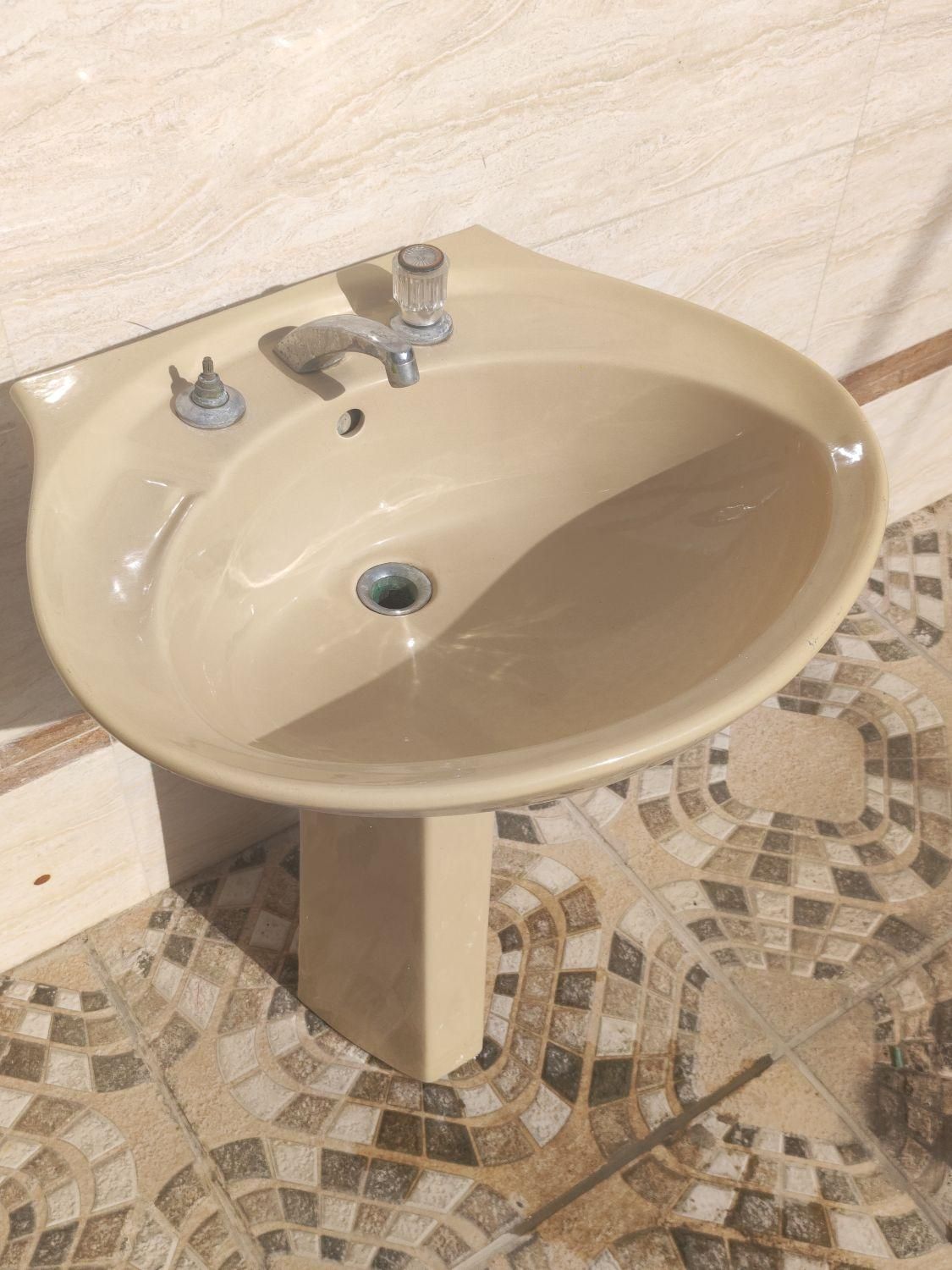 یک عدد روشویی سالم به همراه شیرآلات|لوازم سرویس بهداشتی|اصفهان, قهجاورستان|دیوار