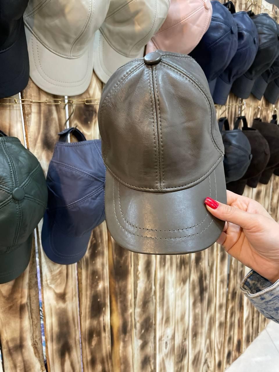 کلاه چرم طبیعی|لباس|شیروان (خراسان), |دیوار