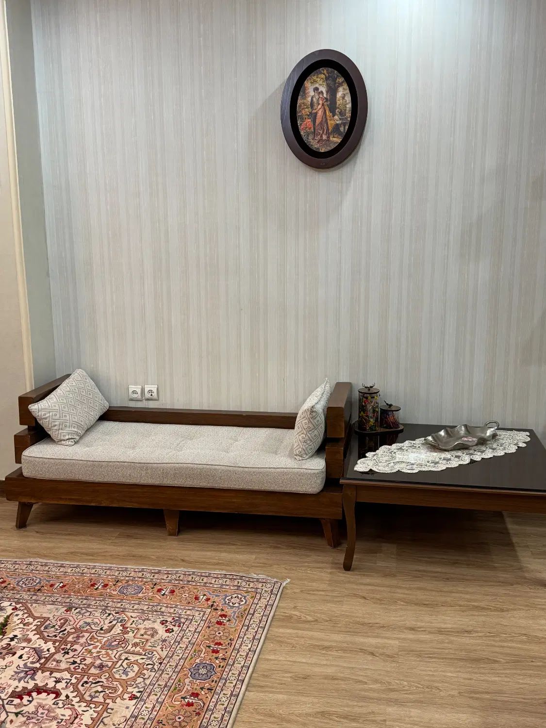 مبل ۹ نفر به همراه میز ناهار خوری ۶ نفر و نیمکت|مبلمان خانگی و میز عسلی|رشت, سعدی (تختی)|دیوار