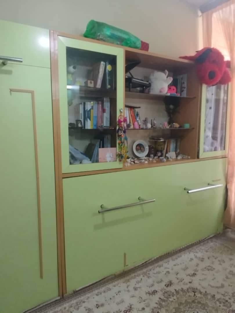 دو تخت کمجا یک‌نفره.ویترین و کتابخانه.در حد نو|تخت و سرویس خواب|تهران, سرتخت|دیوار