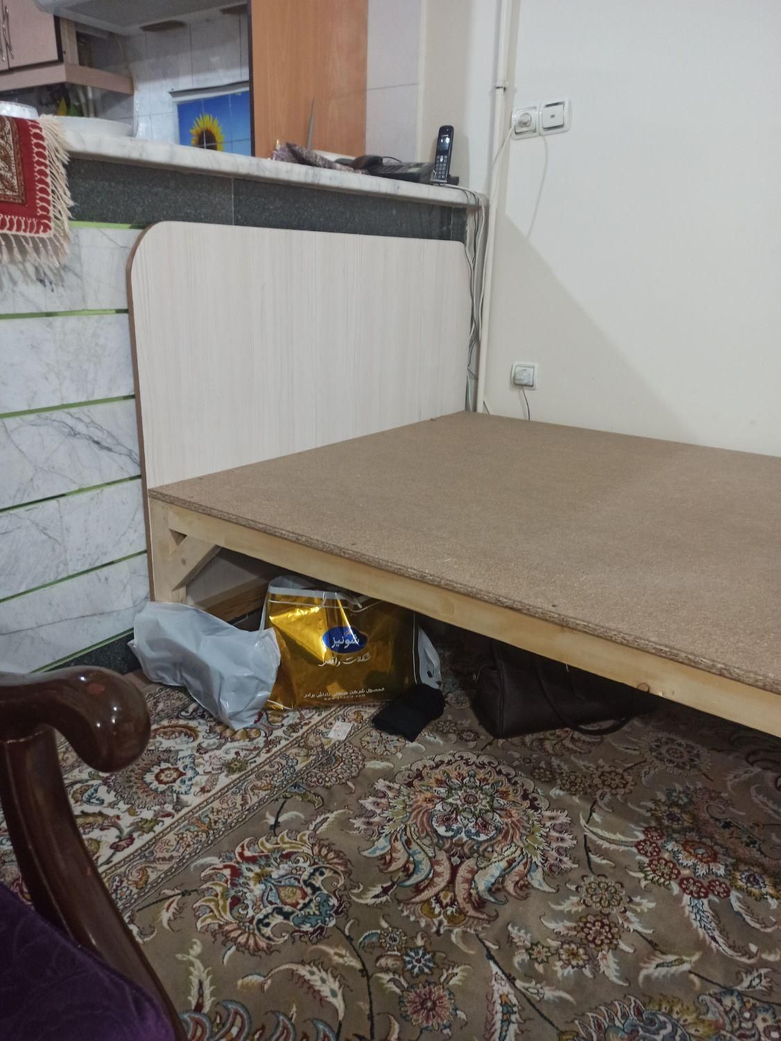 تخت چوبی ساده تکنفره|تخت و سرویس خواب|ابهر, |دیوار