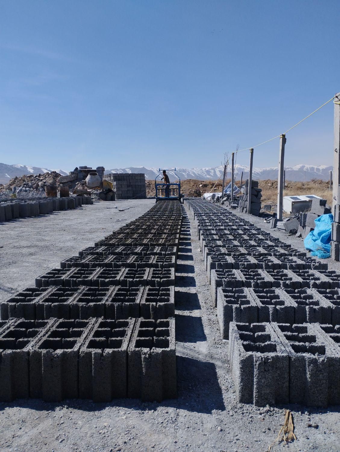 یک کارگر ساده بنا بلوک زن|استخدام معماری، عمران و ساختمانی|اراک, |دیوار