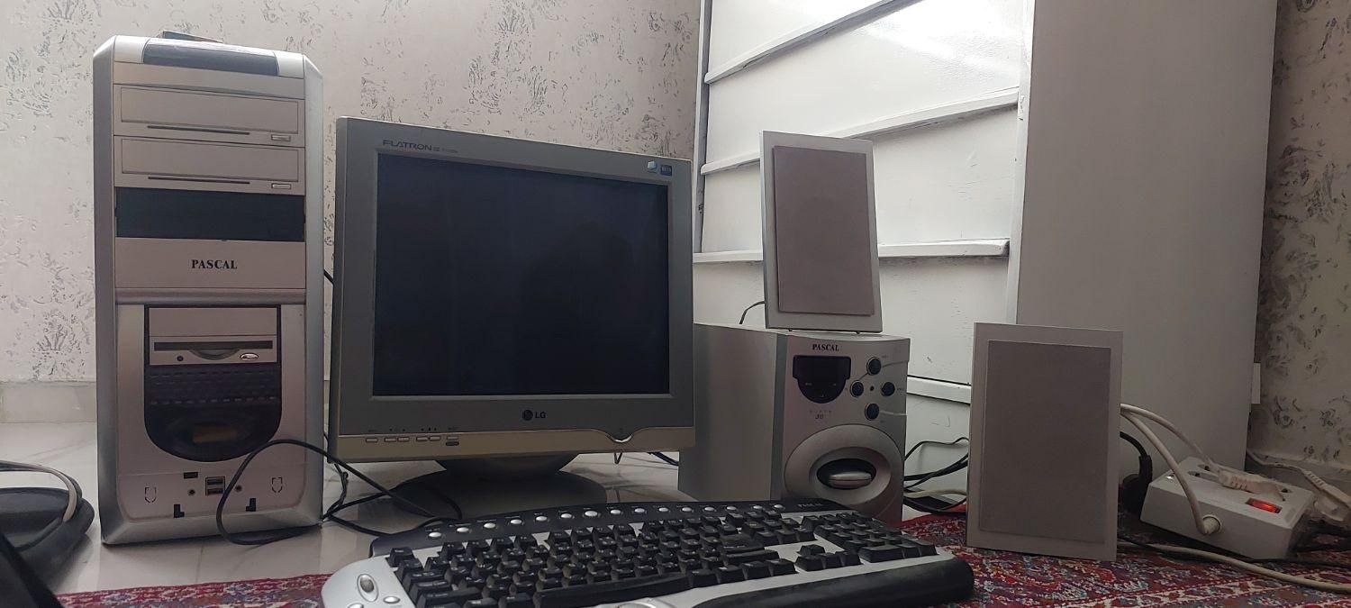 کامپیوتر رومیزی با مانیتور و کیبورد و اسپیکر|رایانه رومیزی|شاهین دژ, |دیوار