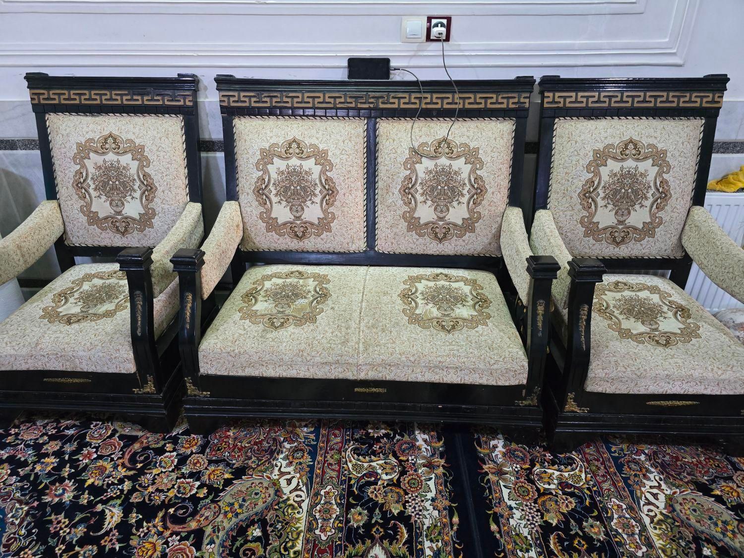 دو سرویس مبل سلطنتی و راحتی با میز عسلی شیشه ای|مبلمان خانگی و میز عسلی|زاهدان, |دیوار