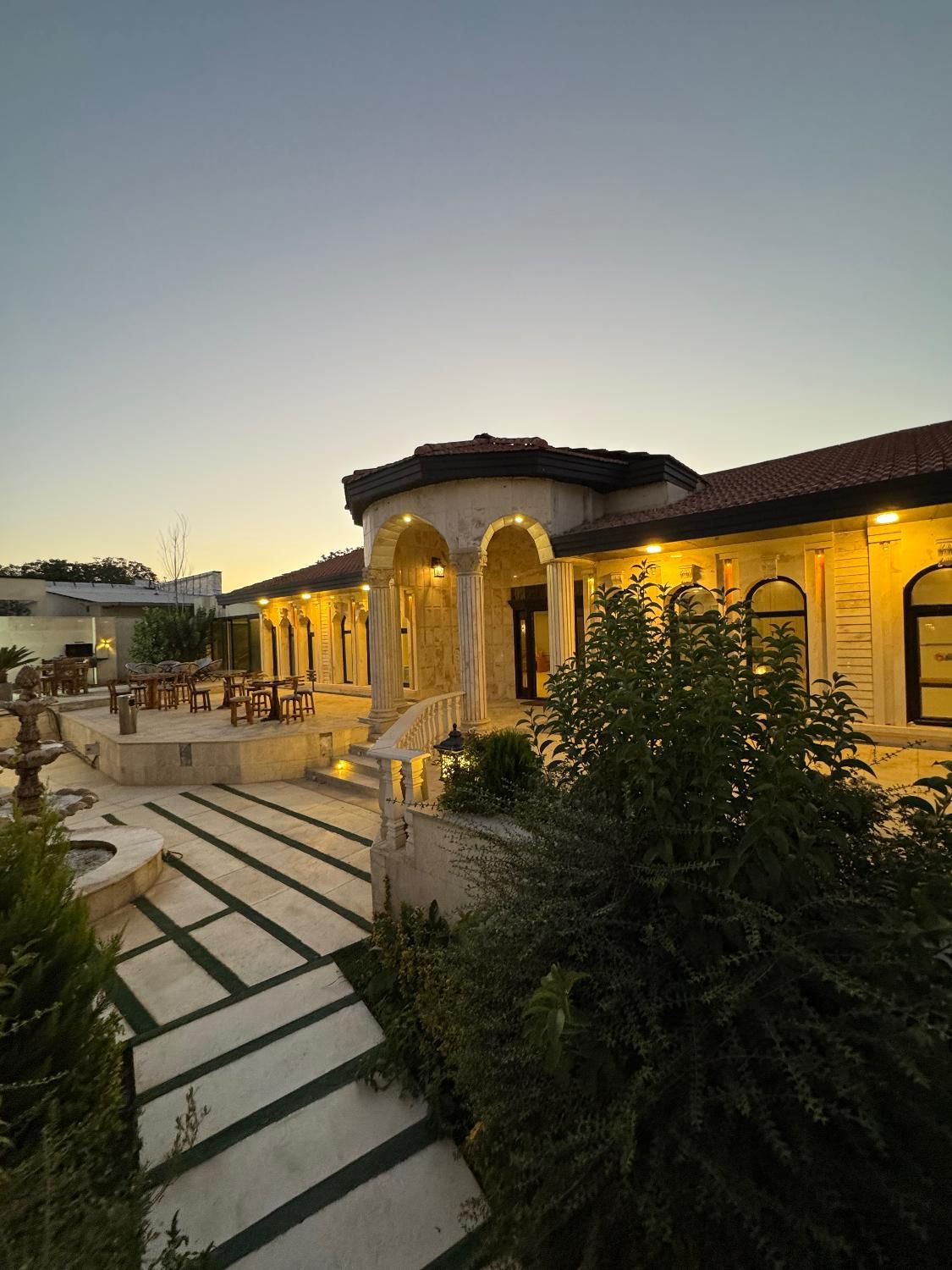 عمارت لوکس مرمر میزبان شما|اجارهٔ کوتاه‌مدت ویلا و باغ|تهران, دریاچه شهدای خلیج فارس|دیوار