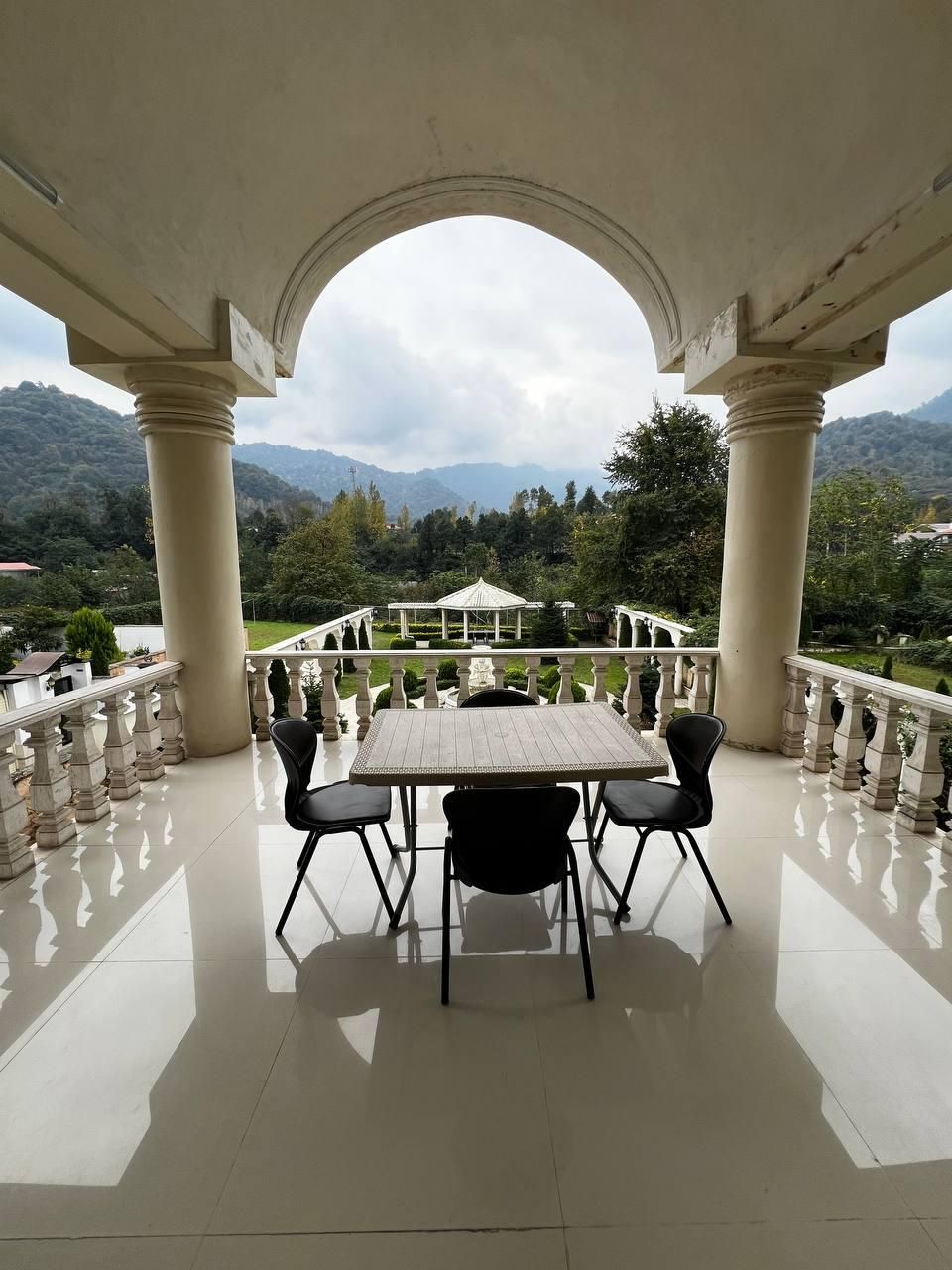 اجاره کاخ ویلا استخردار کوهستانی با زمین والیبال|اجارهٔ کوتاه‌مدت ویلا و باغ|رشت, کاکتوس|دیوار