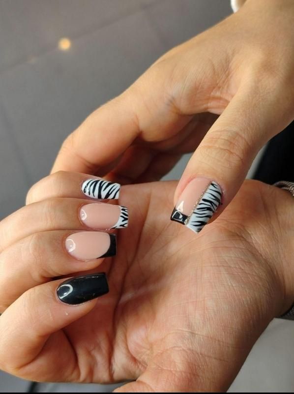 آموزش و کاشت تخصصی ناخن|خدمات آرایشگری و زیبایی|اندیشه, |دیوار