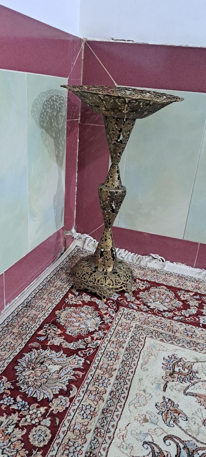 گلدون برنز اصل کنار سالنی|صنایع دستی و سایر لوازم تزئینی|خرم‌آباد, |دیوار