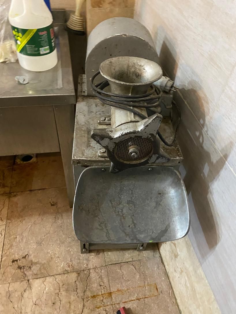 چرخ گوشت کارکرده تمام لوازم وگلویی اینا نوشده است|خردکن، آسیاب، غذاساز|تهران, خانی‌آباد|دیوار