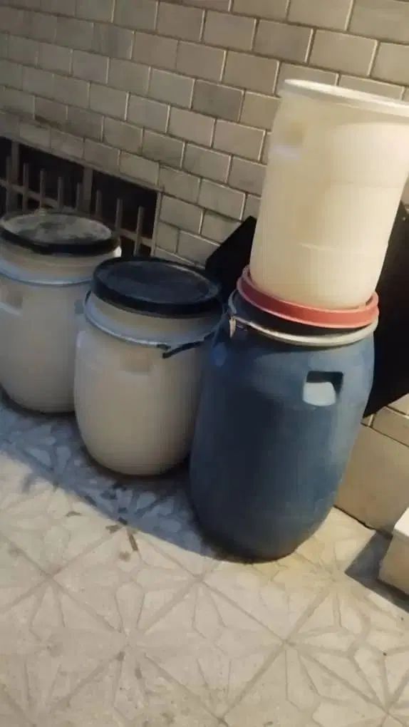 بشکه و دبه تمیز مواد نو به همراه قفل هوا و بست در|ظروف نگهدارنده، پلاستیکی، یک‌بارمصرف|تهران, خواجه نظام الملک|دیوار