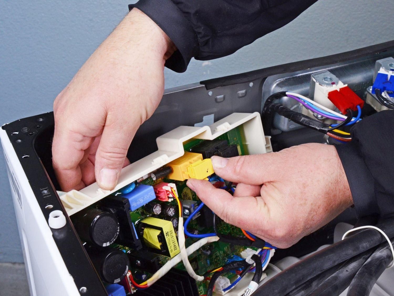 تعمیر انواع لباسشویی و ظرفشویی ایرانی و خارجی|ماشین لباسشویی و خشک‌کن لباس|صدرا-فارس, فاز ۲|دیوار