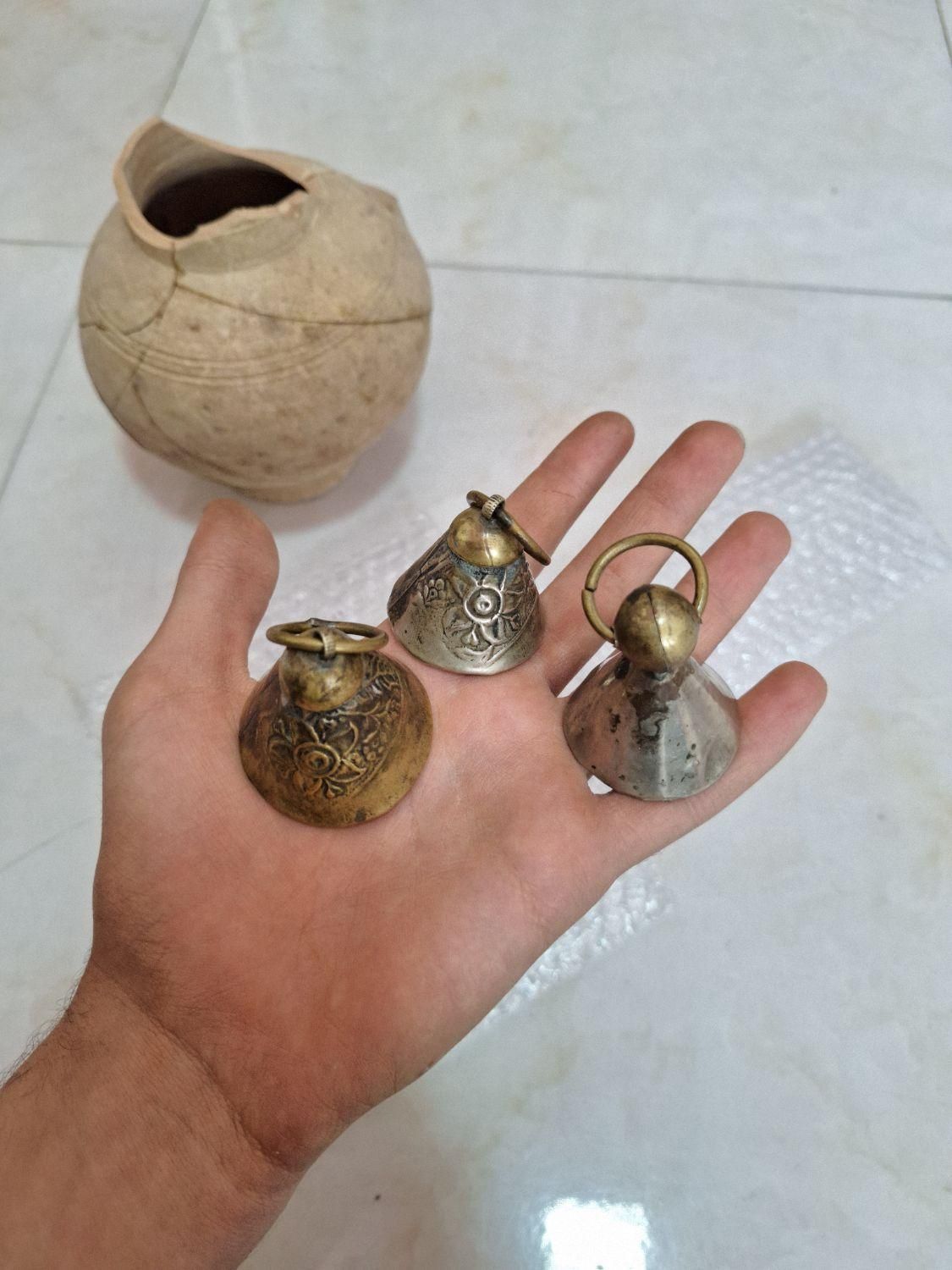 سه عدد مهر برنج و نقره با کوزه|کلکسیون اشیاء عتیقه|ساوه, |دیوار